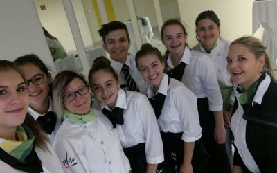 Neuer HLW-Schautisch im Foyer des Schulzentrums