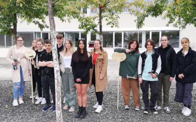 Zigarettenstummel und Bienennahrung im Schulhof